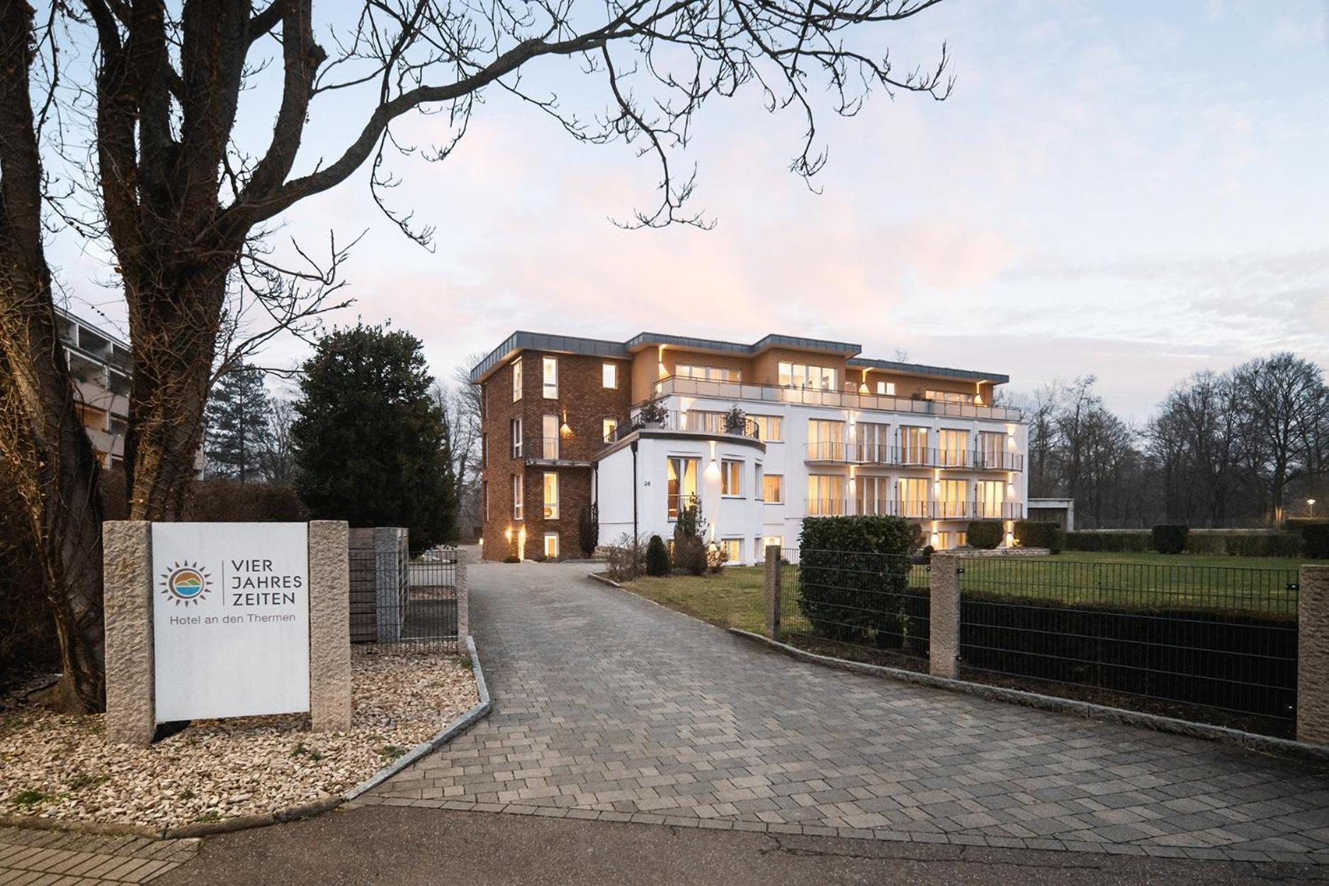 Hotel Vier Jahreszeiten An Der Therme & Kliniken Bad Krozingen Naehe Freiburg & Schwarzwald Ideal Fuer Wellness Kur & Business Ausfluege 24H Check In- Wlan & Parken Gratis Bagian luar foto