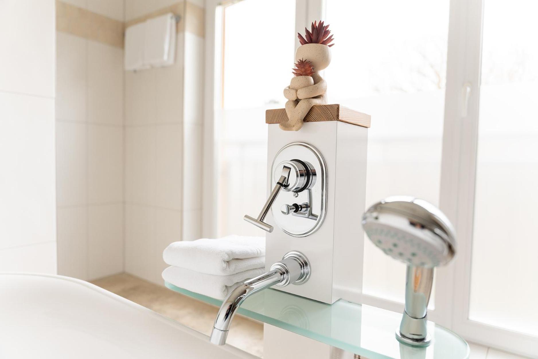 Hotel Vier Jahreszeiten An Der Therme & Kliniken Bad Krozingen Naehe Freiburg & Schwarzwald Ideal Fuer Wellness Kur & Business Ausfluege 24H Check In- Wlan & Parken Gratis Bagian luar foto